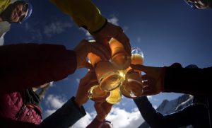 Prost! Am Ende des Tages bleibt auch immer Zeit für ein erfrischendes Weißbier