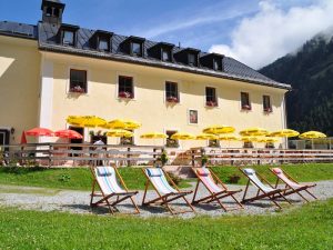 Der Biergarten im Alpengasthof Lüsens