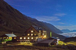 Die Franz Senn Hütte bei Nacht