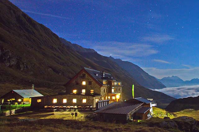 Die Franz Senn Hütte bei Nacht