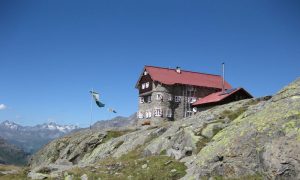 Letzte Berghütte auf der Alpenüberquerung - die Siegerland Huette